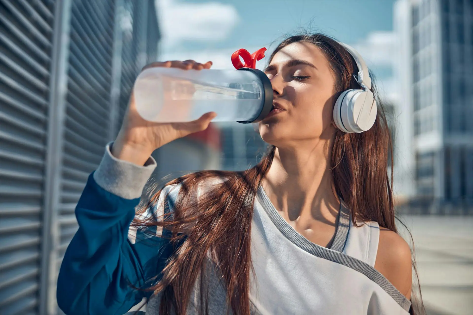 active-woman-drinking-aquasani